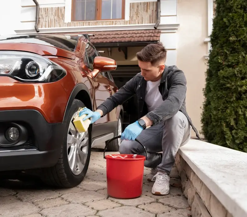 Lavage auto à domicile Requeil : professionnel intervenant sur un véhicule